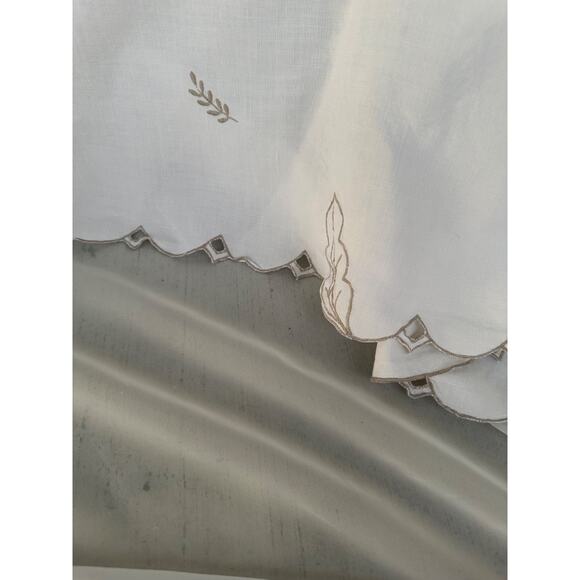 Vtg Linen Cutwork Tablecloth Floral Embroidered Cream Country Farm House 56 x 70 - Picture 6 of 7